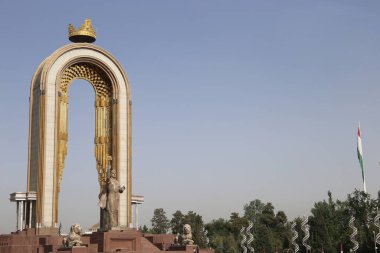 Dushanbe, Tacikistan: Ismoil Somoni Sağ Koluyla Bir Asa Tutuyor 