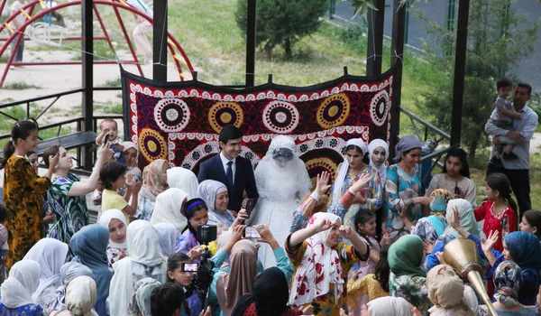 Dushanbe, Tacikistan 2023 - 14 Mayıs 2023: Geleneksel Tacik düğünü