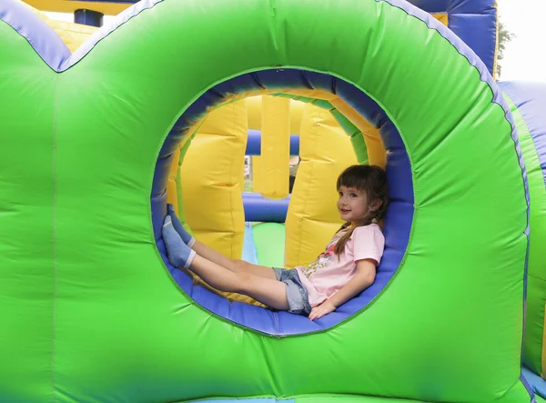 Gadis Kecil Dengan Trampolin Inflatable Stok Gambar Bebas Royalti