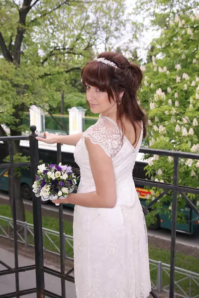 Vackra Brud Med Bröllop Blommor Bukett — Stockfoto