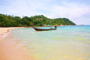 Tropikal okyanus sahilinde bir tekne Koh Phangan Tayland