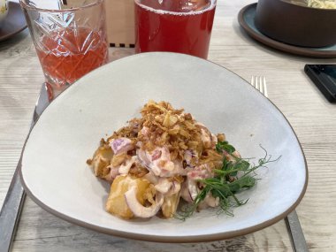 Sıcak patates ve sosis salatası.