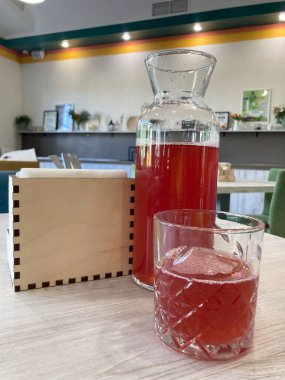 Kavanozda ve bardakta çilek ezmesi.