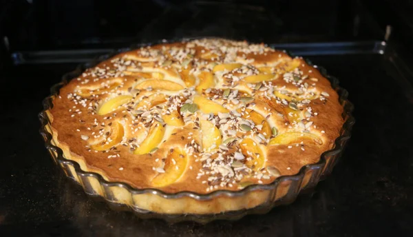 オーブンで満たされるフルーツが付いているスポンジ ケーキ — ストック写真