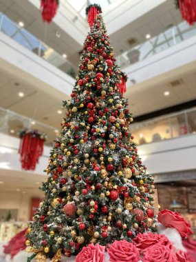 Alışveriş merkezinde kocaman bir Noel ağacı.