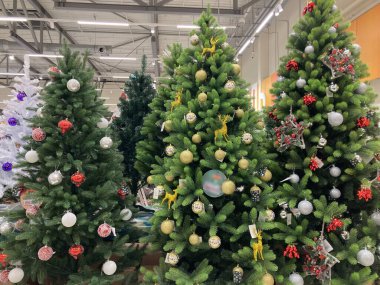 Alışveriş merkezinde bir sürü Noel ağacı var.