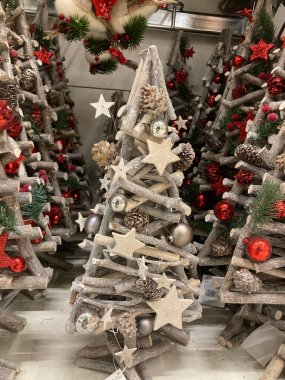 Doğal malzemeden yapılmış küçük Noel ağacı