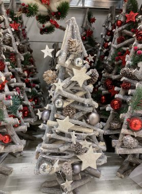 Doğal malzemeden yapılmış küçük Noel ağacı