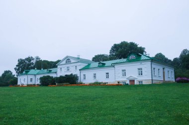 Tula, Rusya - 25 Temmuz 2018: Volkonsky Evi, Yasnaya Polyana Sitesi. Büyük Rus yazar Lev Tolstoy 'un mülkü.