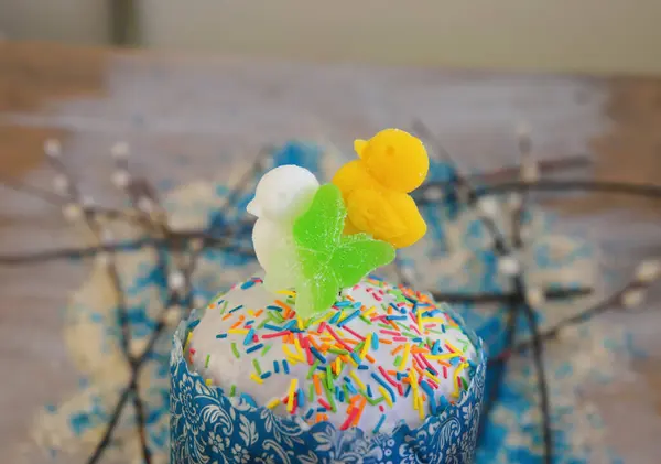 Easter Cake Kulich Decorated White Sugar Icing Yellow Duck — Stock Photo, Image