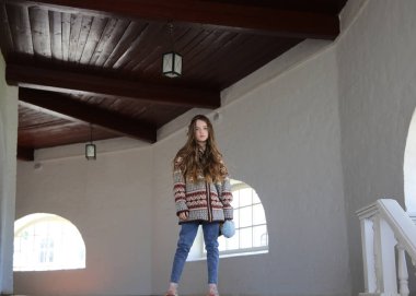 Kapak kızı 9-10 yaşında, donmuş bir poz. Güzel çocuk modeli..