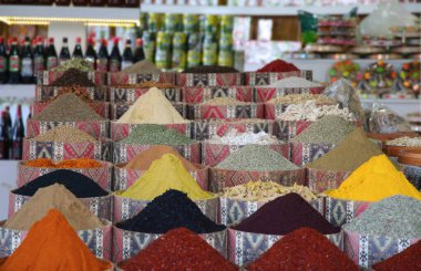 Renkli bir havası olan baharat pazarı. Çok renkli baharatlar.