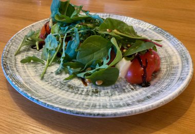 Domatesli ve peynirli Caprese salatası.