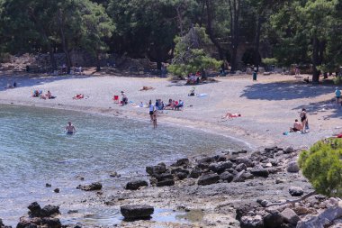 Phaselis, Trkiye- Antik Phaselis şehrinin sahilindeki insanlar. 