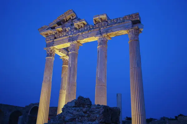 Geceleri Apollo Tapınağı. Türkiye, Kenar.