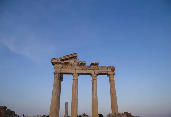 Geceleri Apollo Tapınağı. Türkiye, mavi saatte kenarda.