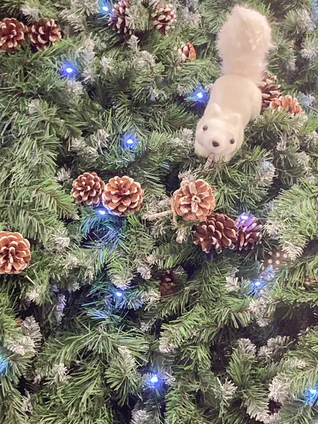 Beyaz yapay oyuncak sincap Noel ağacında