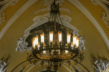 Moskova, Rusya - Komsomolskaya Metro istasyonunun klasik avizesi