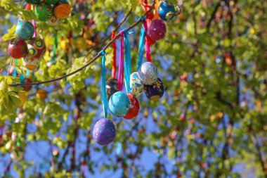 Bir ıhlamur ağacında el yapımı Paskalya yumurtaları