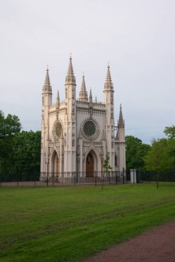 Peterhof 'daki İskenderiye Parkı' ndaki St. Alexander Nevsky Kilisesi (Gotik Şapel).