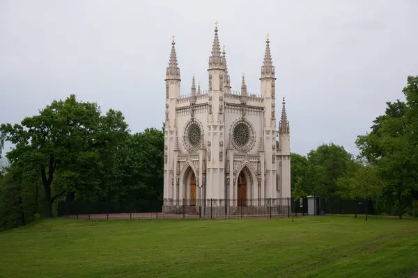 Peterhof, Rusya 'daki İskenderiye Parkı' ndaki St. Alexander Nevsky Kilisesi (Gotik Şapel).