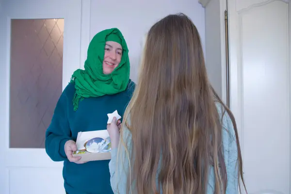 Ramazan Bayramı (Ramazan veya Seker Bayrami) sırasında elinde bir kutu şeker tutan kadın. Bayram Mübarek İslami Bayram Kutlamaları.