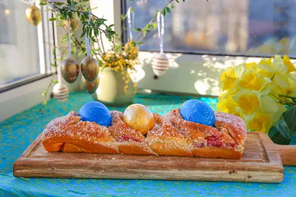 İtalyan Paskalya Ekmeği. İtalyan Paskalya yuvaları haşlanmış yumurtalarla mayalı hamurdan yapılır. İyi tatiller.