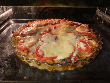 Pişirmek için fırında pizza.