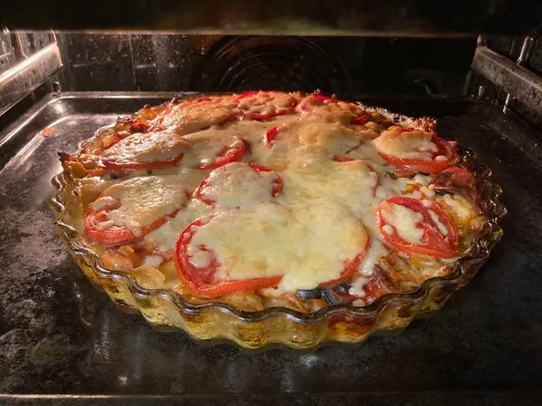 Pişirmek için fırında pizza.