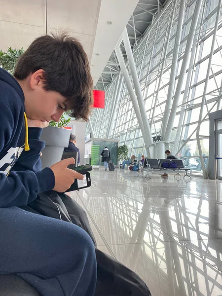 Розчарована Захопленою Дитиною Техніці Яка Терпеливо Чекає Аеропорту — стокове фото