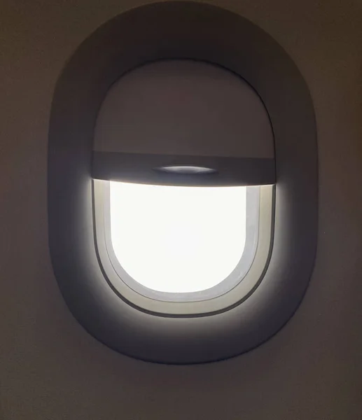 Światło Słoneczne Przechodzące Przez Okno Samolotu Okno Samolotu Białą Pustą — Zdjęcie stockowe