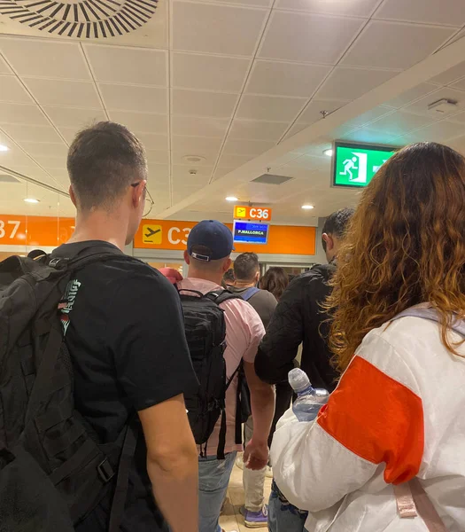 Repülőtéren Poggyászt Szállító Utasok Csoportja Akik Menetjegy Regisztrációjáig Sorban Állnak — Stock Fotó