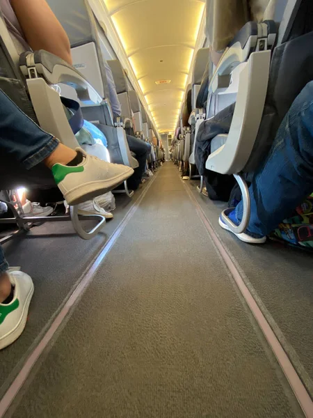 Interiör Flygplan Med Passagerare Säten Flygning Resekoncept Selektivt Fokus — Stockfoto