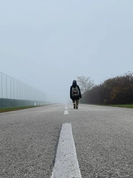 Niño Años Con Mochila Caminando Solo Carretera Día Niebla Invierno —  Fotos de Stock