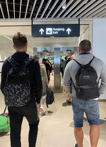 Passagerare Som Lämnar Flygplatsen Vid Ankomsten Människor Som Reser Och — Stockfoto