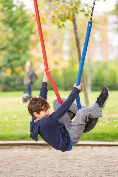 Kid Play Hängande Från Stål Färgglada Rep Park — Stockfoto
