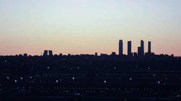Silhouet Van Madrid Skyline Met Zakelijke Torens Zonsondergang Blauw Gekleurde — Stockfoto
