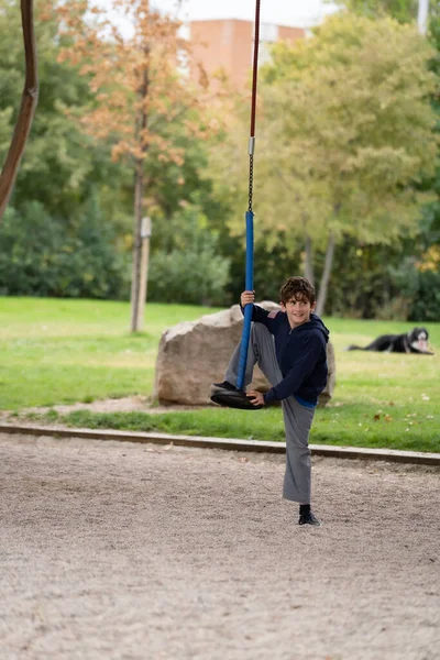 Happy Kid Lächelnd Auf Scheibenschaukel Einem Stadtpark Madrid — Stockfoto