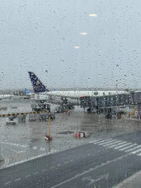 Καταιγίδα Στο Αεροδρόμιο Πριν Onboarding Άποψη Του Αεροπλάνου Μέσα Από — Φωτογραφία Αρχείου