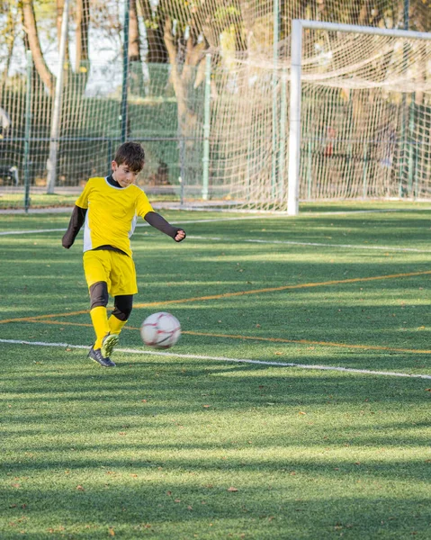 Jugador Fútbol Uniforme Amarillo Disparando Pelota Durante Partido — Foto de Stock