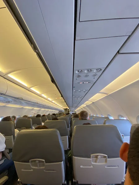 Interior Del Avión Con Pasajeros Asientos Después Del Despegue Concepto — Foto de Stock
