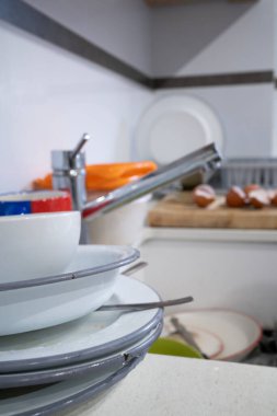 Mutfaktaki kirli bulaşık yığınını kapat - Zorunlu İstifçilik Sendromu.