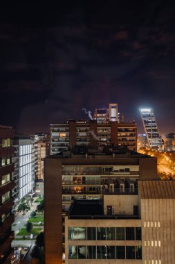 Geceleri Madrid şehrindeki iş yerlerinin en iyi manzarası..