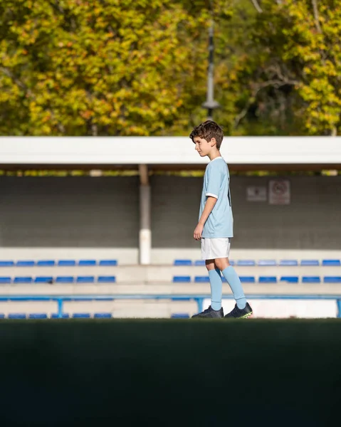 Retrato Niño Caucásico Entrando Estadio Fútbol Soñando Con Convertirse Jugador — Foto de Stock