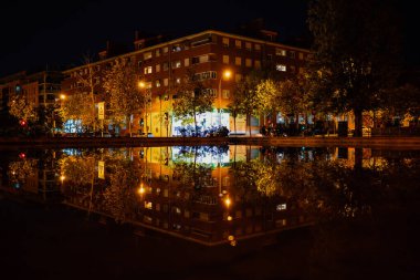 Alcobendas, Madrid İspanya 'nın yerleşim bölgesi, Suya yansıyan apartman binaları .