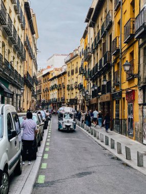 Madrid, İspanya. 30 Ekim 2022. Tarihsel Cava Baja Caddesi Madrid 'de aperatif ve tapas nerede alınır?.