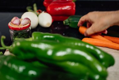 Yemek pişirmek, sağlıklı yemek ve refah kavramı için havuç alan odaksız bir kadın..