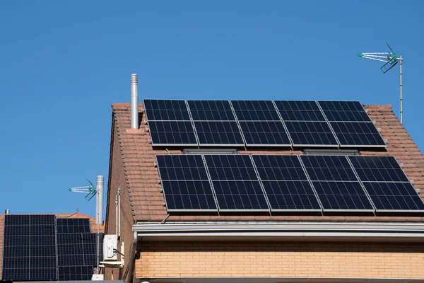 Сонячні Фотоелектричні Панелі Даху Будинку Навпроти Блакитного Неба Стокова Картинка