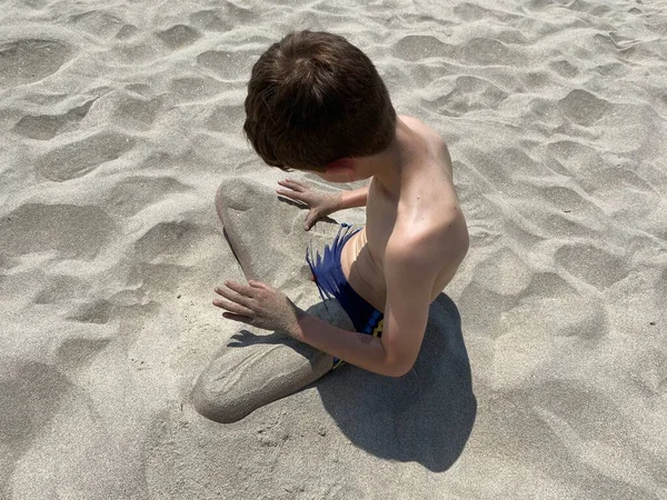 Κάτοψη Ενός Παιδιού Που Κάθεται Αμμώδη Παραλία Ρίχνοντας Άμμο Χέρια — Φωτογραφία Αρχείου