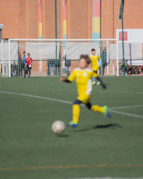 Foto Borrosa Joven Compite Torneo Partido Escuela Niños Amarillo Jersey — Foto de Stock
